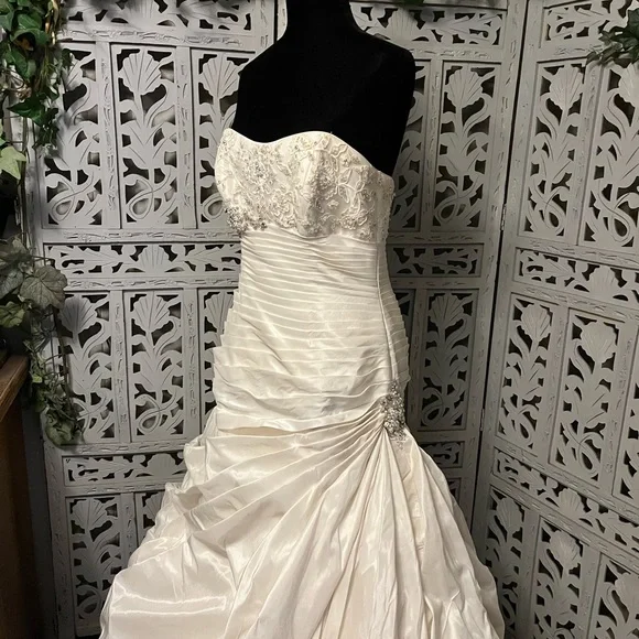 👰‍♀️HOST PICK👰‍♀️ WHITE SILKY SMOOTH WITH LACE & TRAIN WEDDING DRESS GOWN - Picture 2 of 16